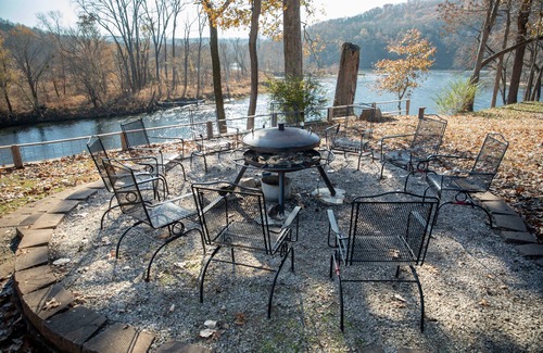 Buffalo City Cabin | The River Villa - Rileys Outfitter