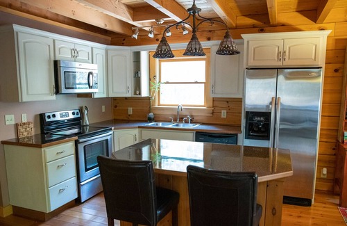 Vein Mountain House | The Robsen Cabin. 1hr from Asheville, Lakeside Secluded Cabin