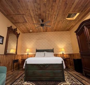 Tombstone Hotel | The Russ House