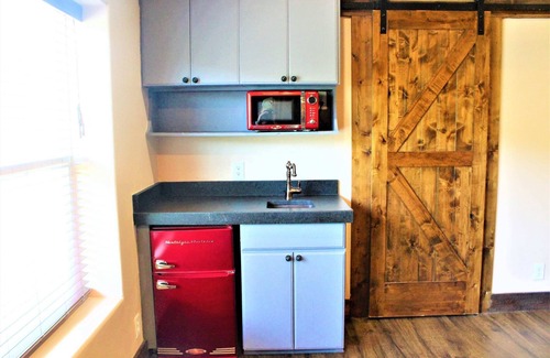 Cross Mountain House | The Rustic Inn- Family friendly, Near Fiesta Texas