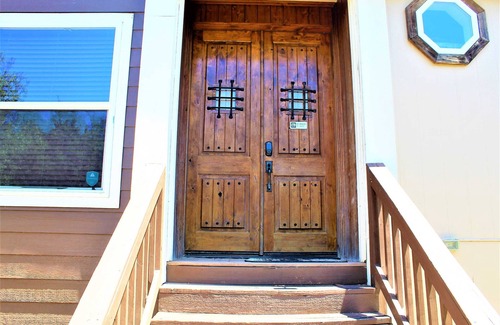 Cross Mountain House | The Rustic Inn- Family friendly, Near Fiesta Texas