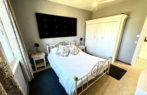 Saint-Pierre-le-Moutier Cottage | The Sage Lodge