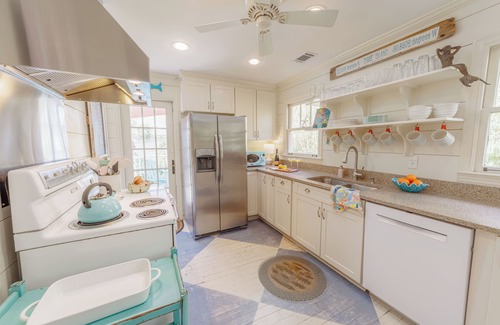 Tybee Island Cottage | The Salty Mermaid Cottage: PRIVATE Pool + Hot Tub + Walk to Beach- Sleeps 8