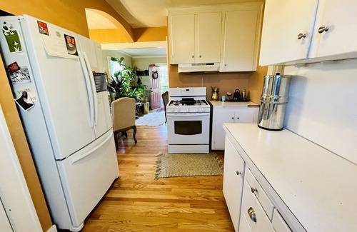 Arbor Lodge House | The Sanctuary- Charming Bungalow with an outdoor sauna
