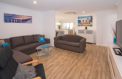 Broadwater House | THE SAND CASTLE - Holiday Sanctuary near the beach