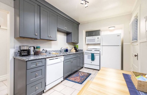 Lower Avenues Apartment | The Sapphire Suite - Downtown Historic Aves Apt