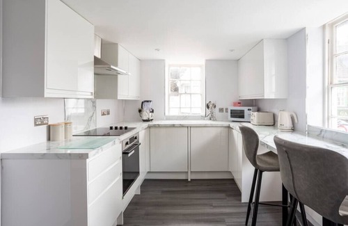 Blandford Saint Mary Apartment | The Secret: Stylish and Spacious En Suite Bathroom