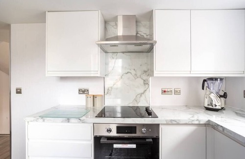 Blandford Saint Mary Apartment | The Secret: Stylish and Spacious En Suite Bathroom