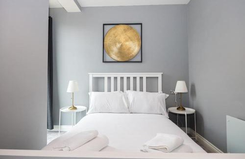 Wythenshawe Apartment | The Sharston - Free Parking & Close To Airport