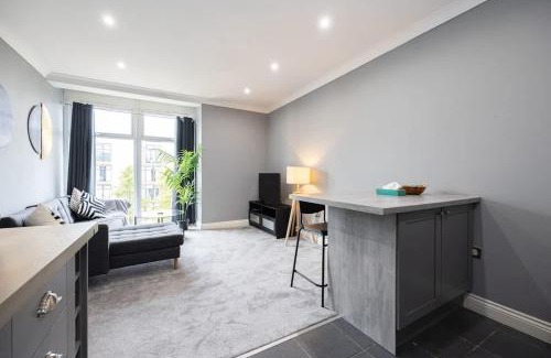 Wythenshawe Apartment | The Sharston - Free Parking & Close To Airport