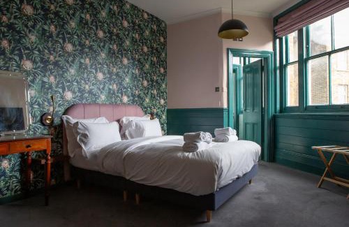 Prince's Hotel | The Ship Rooms