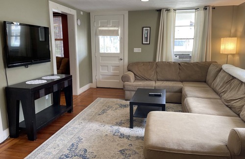 Milford House | The Shire - Charming home, 5 minutes to Dreams Park, walk to park, brewery, deli