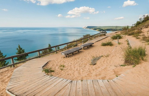 Acme Condo | The Shores Cozy Lake View Unit 5572