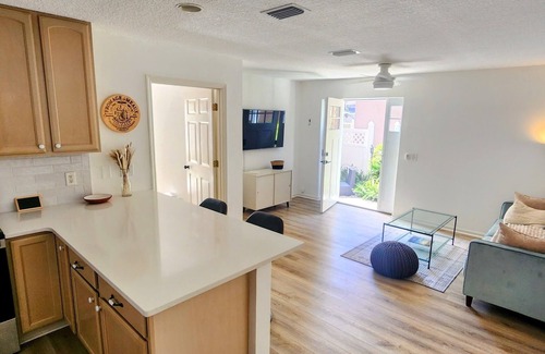 Saint Simons Island Apartment | The Sidney Suite - Central Island light, bright 1 BD with Cal King