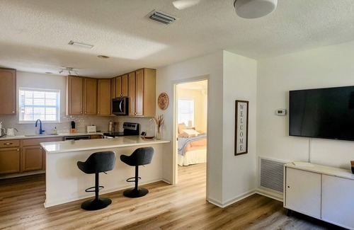 Saint Simons Island Apartment | The Sidney Suite - Central Island light, bright 1 BD with Cal King