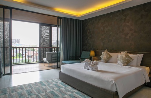 Suan Luang Resort | The Silver Palm Wellness Resort, Deluxe Double Room, 1 Xlarge Double Bed.