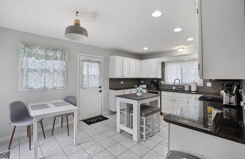 Bensenville House | The Skyway - 5+beds