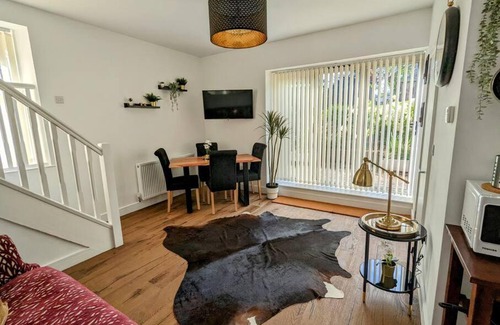 Llandenny Apartment | The Snug at Cefn Tilla Court