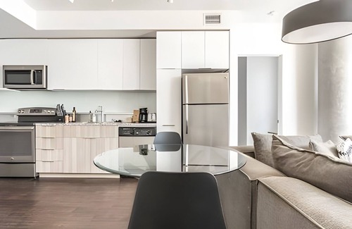 West Bellevue Apartment | The Sophari 1BR Experience:Modern Living|Pool+Gym