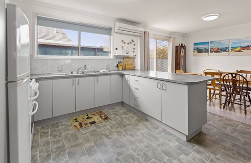Lakes Entrance House | The Spotted Bach - Enjoy the wood fireplace and explore the beautiful lakes
