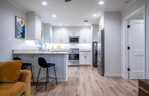 Oxford Apartment | The Square Unit 3, Discount for S. Carolina game!