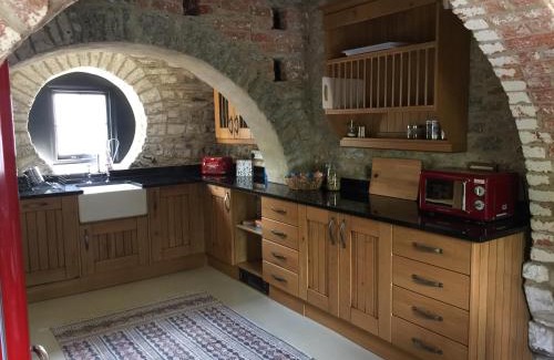 Pentrefelin Apartment | The Stable Loft, Llwynhelig Manor
