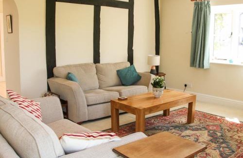 Eaton Mascott House | The Stables