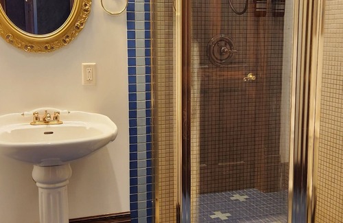 Deadwood Hotel | The Stampmill Victorian Suites