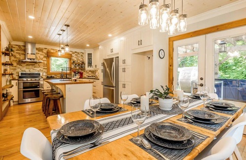 Torrance Cottage | The Stargazer - Wooded Treasure w/Hot Tub & Sauna