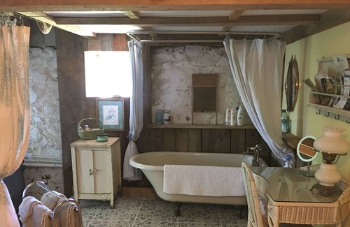 Suttons Bay Cottage | The Stone Cottage: a Relaxing Countryside Get-Away
