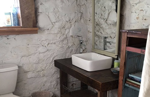 Suttons Bay Cottage | The Stone Cottage: a Relaxing Countryside Get-Away