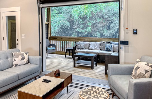 West Meade House | The Stonecrest Hideaway | Dog-friendly townhouse in Nashville with deck & grill