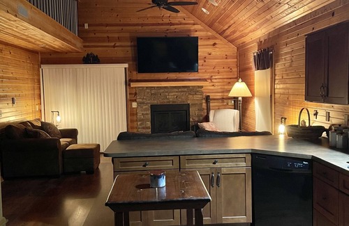 Stoutsville Cabin | “The Stoutsville Cabin” offers you a peaceful and secluded getaway!