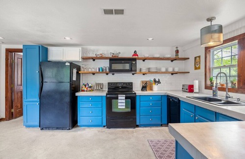 Dripping Springs Cabin | The Sugar Shack- country cabin with dark skies!