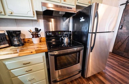 Higden House | “The Sugarloaf Mountain Cabin” A Charming Lakefront Escape!