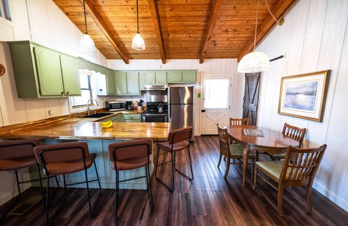 Higden House | “The Sugarloaf Mountain Cabin” A Charming Lakefront Escape!