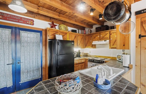 Suches Cabin | The Summit Haven -Top of Mountain/Pet Friendly/Panoramic Year-Round Views
