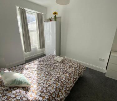 Stoke House | The Sunflower En-suite Room