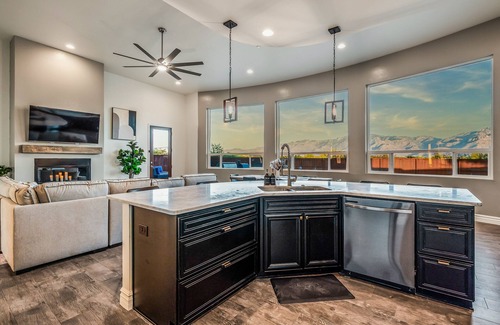 Tortolita House | The Sunkist Estate! Dedicated Game room, Huge backyard and room for 11!