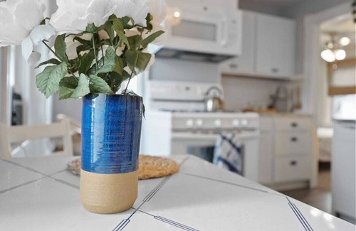 Bristol Apartment | The Surf Shack- adorable 2 BR walk to waterfrontnn