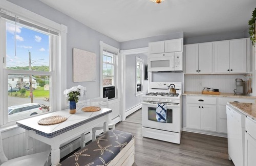 Bristol Apartment | The Surf Shack- adorable 2 BR walk to waterfrontnn