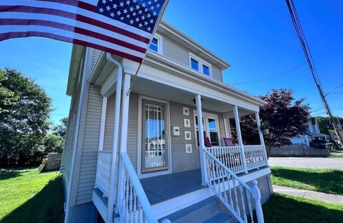 Bristol Apartment | The Surf Shack- adorable 2 BR walk to waterfrontnn