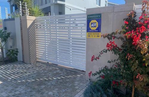 Flamingo Vlei Apartment | The Tableview Garden Room