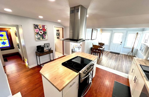 Red Wing House | The Tangerine Terrace - Charming 4-bedroom house in Red Wing with two king beds