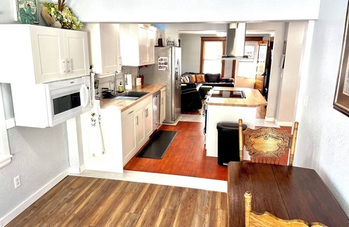 Red Wing House | The Tangerine Terrace - Charming 4-bedroom house in Red Wing with two king beds