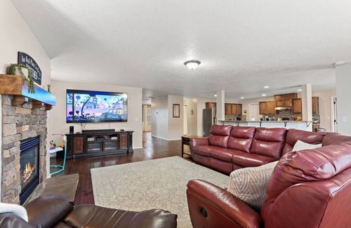 Southwest Ada County Alliance House | The Tangle by Host Boise - 4500sqft Boise Home| 9 Beds & Dual Master| 85" TV