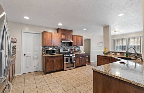 Southwest Ada County Alliance House | The Tangle by Host Boise - 4500sqft Boise Home| 9 Beds & Dual Master| 85" TV