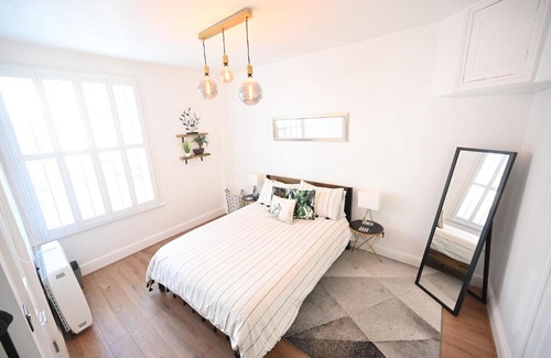 City Centre House | The Teapot Cottage in Town Centre FREE Parking
