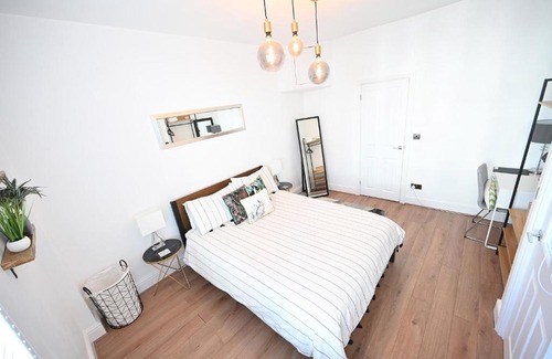 City Centre House | The Teapot Cottage in Town Centre FREE Parking