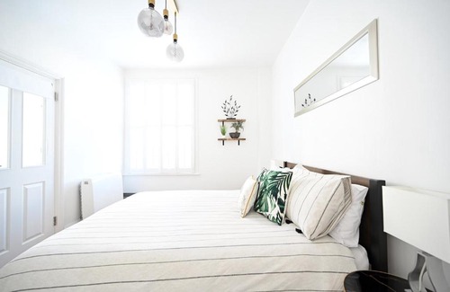 City Centre House | The Teapot Cottage in Town Centre FREE Parking